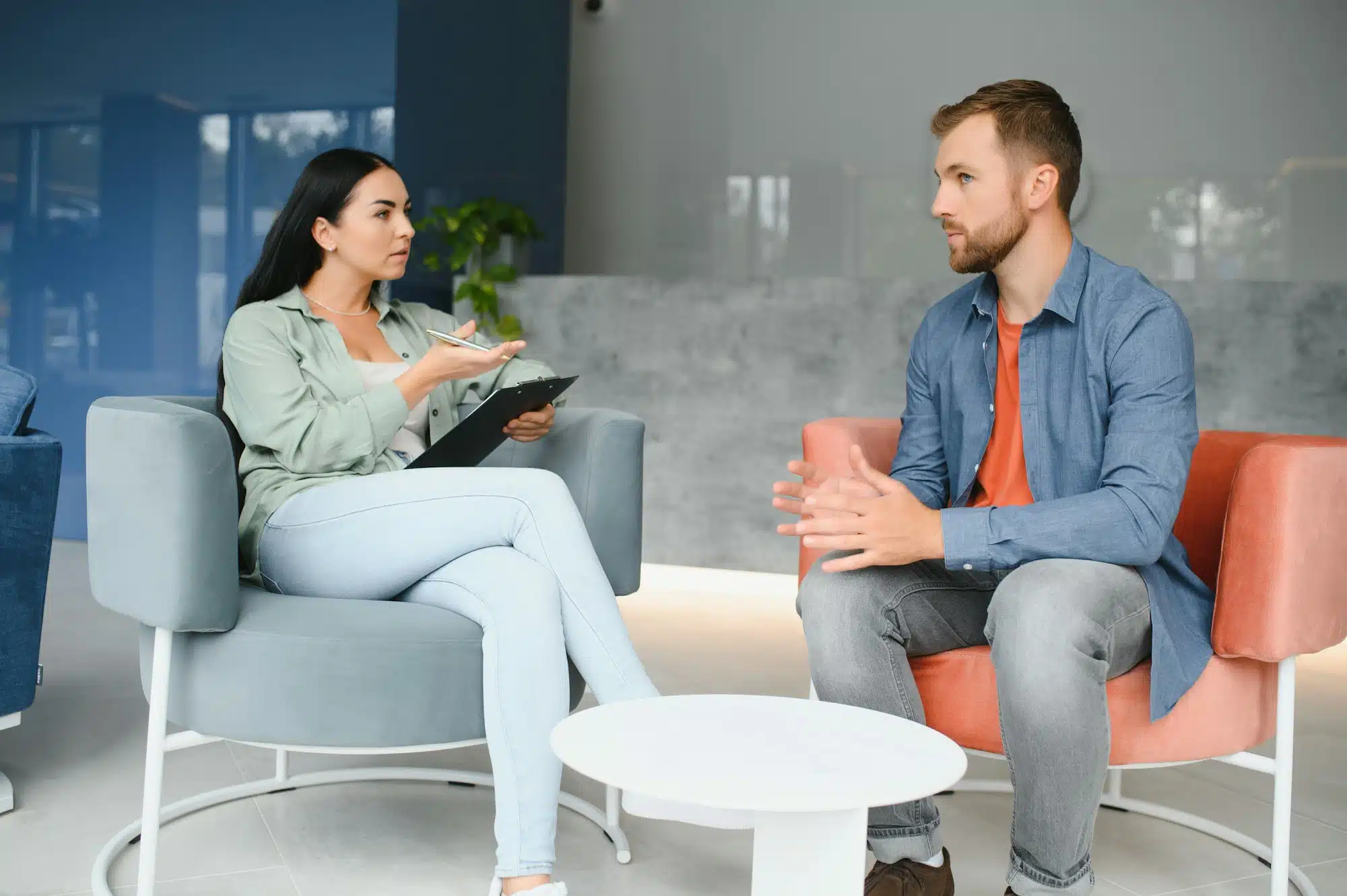 Psicóloga hablando con paciente en una sesión de terapia individual